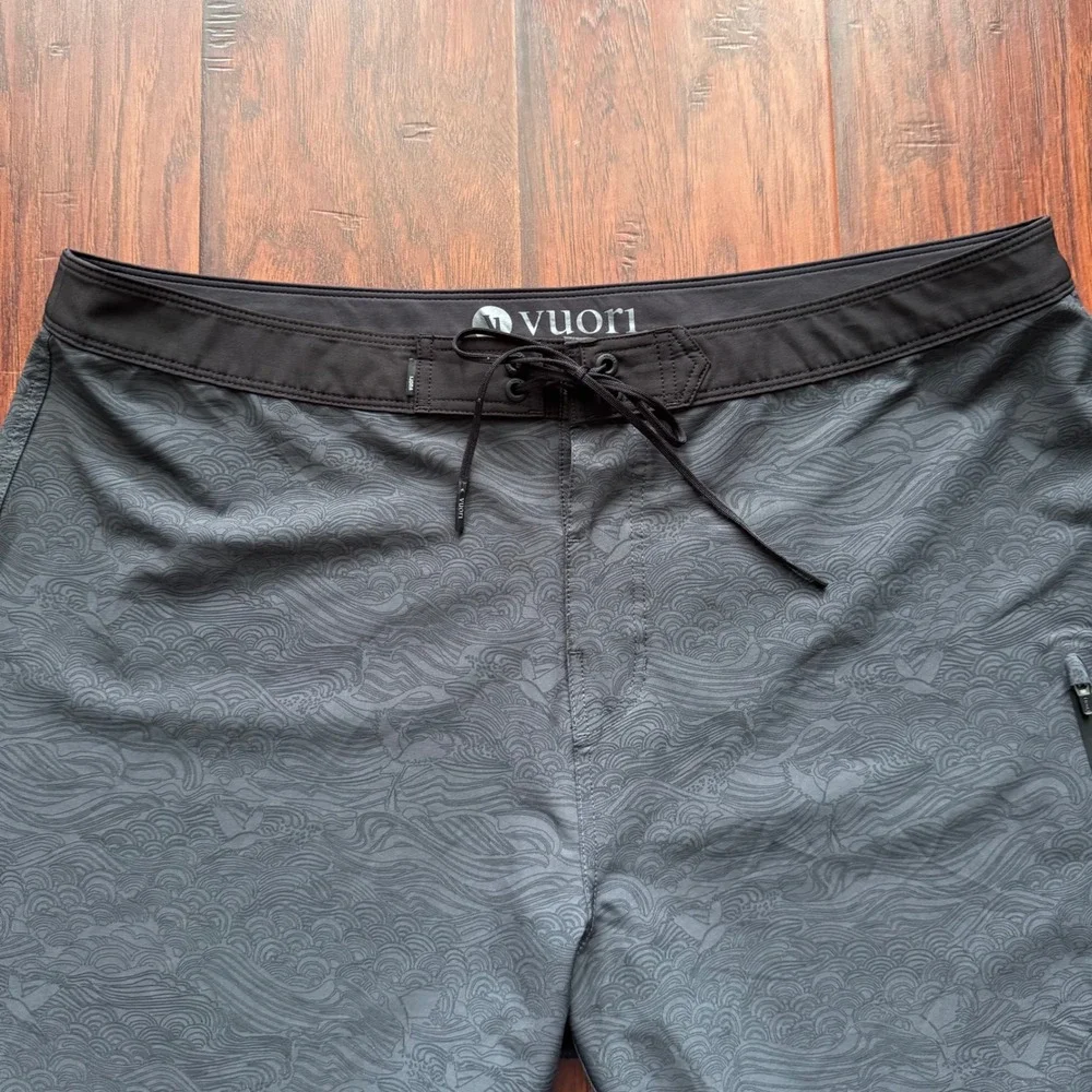 Vuori Mens Infinity Board Shorts Black Grey Wave Sz 38 Swim Trunks Surf Stretch